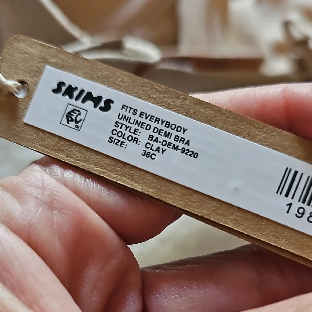 SKIMS Beige Underwire Bra - Picture 6 of 6